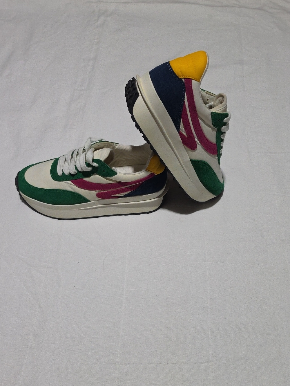 Steve Madden White Green Pink Yellow Accent Retro Runner Sneakers Sizw 9.5